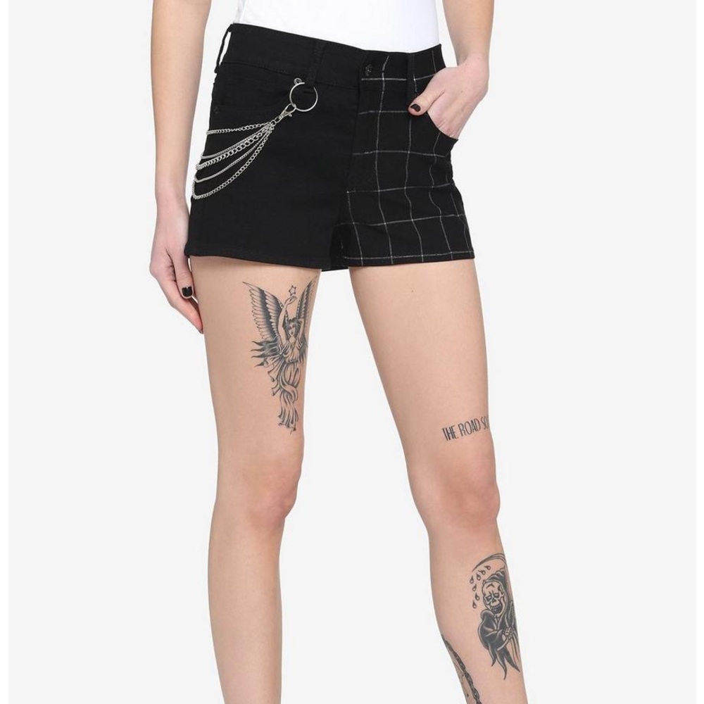 Hot Topic Black & White Plaid Chain Shorts